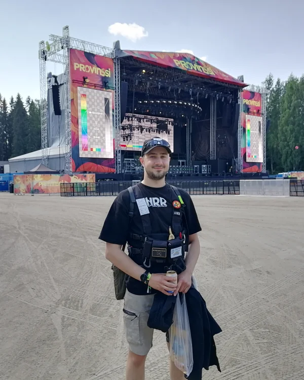 Mihhail Tsaika Provinssilla 2024 Kuva minusta ja Provinssi festivaalin lava takana.